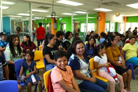 Niños y jóvenes participan en las actividades de FUSALMO STEAM Maker Academy, un programa innovador que impulsa el aprendizaje en ciencia y tecnología para transformar su futuro.