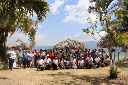 Participantes del paseo anual del Comedor Mamá Margarita, disfrutando de las vistas del Lago de Ilopango desde el Parque Recreativo Apulo, en San Salvador.