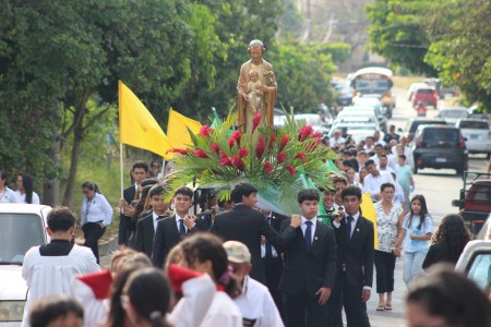 Estudiantes de la promoción 2025 llevan en hombros la imagen de San José durante la procesión en su honor, reafirmando su devoción y valores salesianos.