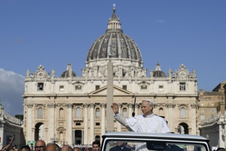 León XIV, en su primer trayecto en papamóvil, comparte cercanía y alegría con miles de fieles reunidos en el Vaticano.