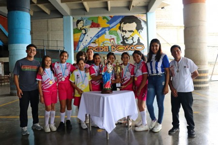 Con alegr&iacute;a y esp&iacute;ritu deportivo, las estudiantes campeonas posan junto a Mar&iacute;a Auxiliadora tras ganar el torneo femenino en la sede parroquial.