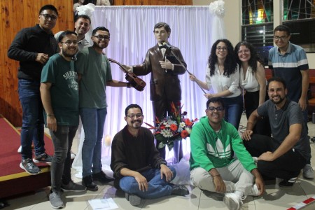 J&oacute;venes salesianos celebran con fervor el Triduo y Solemnidad de su patrono, Santo Domingo Savio, en un ambiente de profunda alegr&iacute;a y fraternidad.