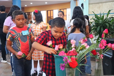 Con flores y sonrisas, los niños expresaron su amor a María Auxiliadora durante el tercer día de la novena, testimoniando una fe alegre y sencilla al pie de su imagen.