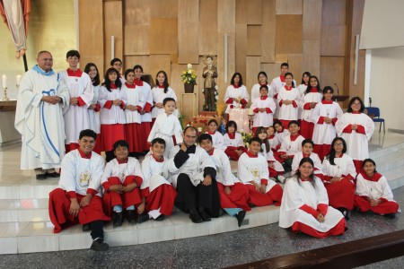 Los acólitos del Colegio Salesiano San José junto a la imagen de su patrono, Santo Domingo Savio, durante la alegre celebración de su día. Un ejemplo de santidad juvenil en la vida cotidiana.