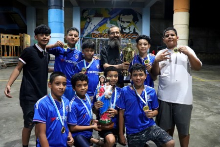 El equipo del CDAJ Las Ayestas, acompañado por el padre René Guzmán, SDB, celebra su campeonato tras ganar la final del torneo de fútbol en honor a María Auxiliadora.
