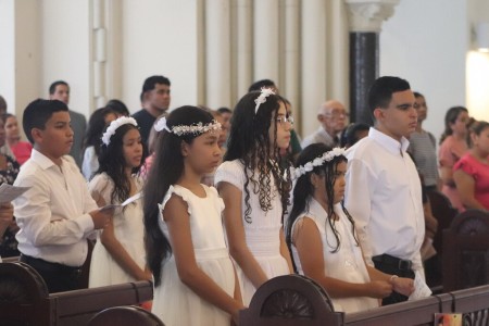 La Primera Comunión es un momento que marca el corazón de un cristiano para siempre, ya que representa el inicio de una vida más plena en la fe, con la gracia de poder recibir a Cristo en la Eucaristía.