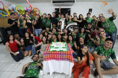 Jóvenes del grupo EPRE celebran con entusiasmo el 16.º aniversario de su fundación en el Centro Don Bosco de Pérez Zeledón, reafirmando su compromiso de “dejar huella con una sonrisa”.