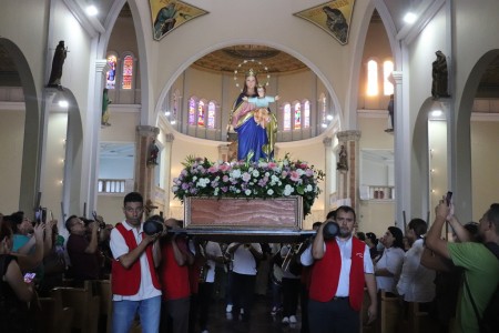 Feligreses de la Parroquia Salesiana María Auxiliadora Don Rúa participaron con fervor en la procesión del 24 de mayo, durante la fiesta en honor a su patrona. La celebración incluyó eucaristías solemnes, serenata y el recorrido de la imagen de la Virgen por las calles del sector.