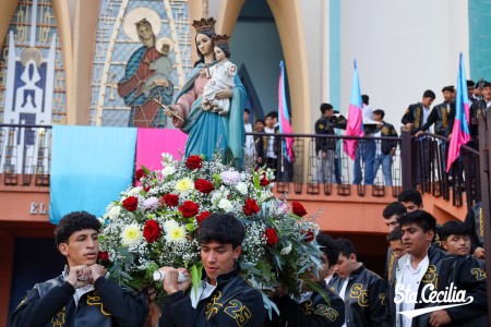 Estudiantes de la Promoción 2025 del Colegio Salesiano Santa Cecilia portan con devoción el anda de María Auxiliadora, en el emotivo cierre del Mes Mariano durante la tradicional Fogata Mariana.