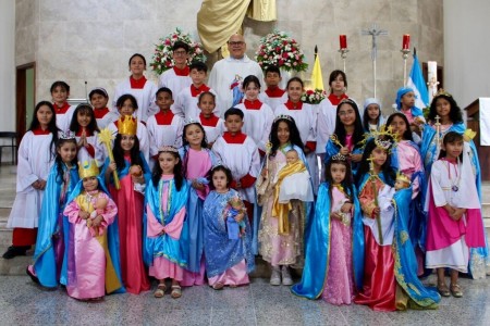 Estudiantes vestidas como María Auxiliadora junto a los monaguillos posan con alegría al finalizar la eucaristía en honor a la Virgen. Su participación reflejó el cariño, la fe y la devoción que anima a toda la comunidad en esta celebración mariana.
