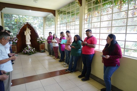 Los colaboradores de Casa Inspectorial dan inicio a la novena a María Auxiliadora, un espacio de oración que prepara el corazón para la fiesta del 24 de mayo.