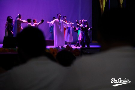 Estudiantes del Colegio Don Bosco dieron vida a la alegría pascual en el escenario del Colegio Santa Cecilia, con una emotiva representación artística del musical "El Resucitado" que unió fe, música y talento juvenil.