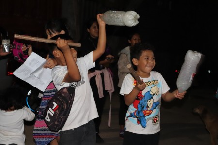 Jóvenes de la Parroquia María Auxiliadora llevaron una serenata de fe y amor a las madres de Comayagüela en la madrugada del Día de la Madre.