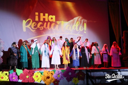 Estudiantes de Primaria del Colegio Salesiano Santa Cecilia guiaron a la comunidad educativa por el camino de la luz durante la presentación del Vía Lucis, una experiencia de fe, arte y alegría que recordó la fuerza de la Resurrección de Jesús.