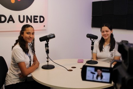 Estudiantes de CEDES Radio fortalecieron su formación en comunicación durante una enriquecedora visita académica a Onda UNED, explorando de cerca la producción profesional de radio y televisión.