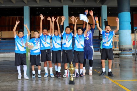 Estudiantes de las escuelas del territorio parroquial comparten con entusiasmo durante el campeonato relámpago, celebrado en la cancha de la Parroquia María Auxiliadora como cierre del año escolar en un ambiente de alegría y espíritu salesiano.