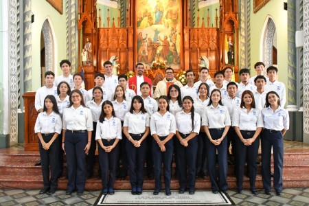 Niños y jóvenes del Colegio Salesiano de Granada celebran con alegría la recepción de los sacramentos de Primera Comunión y Confirmación.