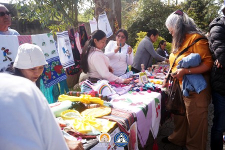 Emprendedores de la Academia La Divina Providencia presentan sus productos durante la Feria de Emprendimiento realizada en la Parroquia El Espíritu Santo, donde compartieron con la comunidad el fruto de su esfuerzo y la formación recibida.