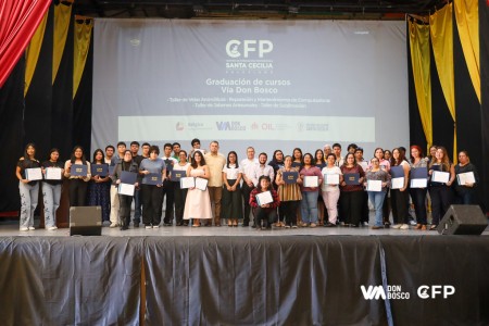 Los graduados de los cursos Vía Don Bosco posan con orgullo tras recibir su diploma, celebrando el fruto de su esfuerzo y formación en el CFP Santa Cecilia.
