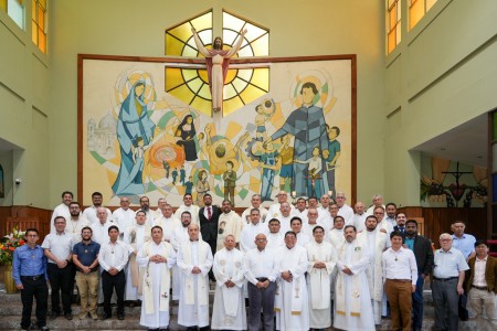 El hermano Saúl Pascual Ayala, SDB, rodeado de la alegría y el acompañamiento de salesianos de toda Centroamérica en el templo Santo Domingo Savio del Instituto Técnico Ricaldone.