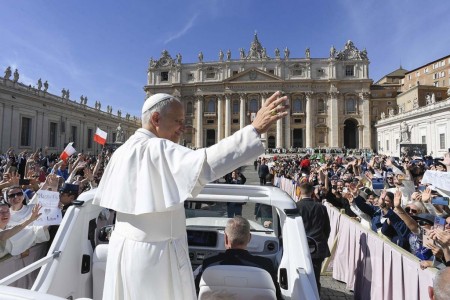 Consagrados de todo el mundo participaron en la misa presidida por el papa León XIV en la Plaza de San Pedro, punto culminante del Jubileo de la Vida Consagrada celebrado este 9 de octubre de 2025.