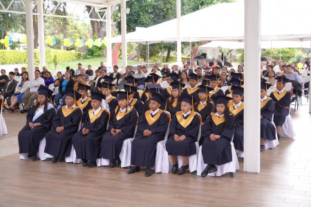 El acto de clausura del Centro Escolar Miguel Magone comenzó con la Acción de Gracias a Dios por un año lleno de aprendizajes y logros.