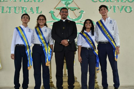 El padre Alejandro Lacayo, SDB, director del Colegio Salesiano San Juan Bosco de Granada, toma juramento al nuevo gobierno estudiantil 2026, en una ceremonia que marca el inicio de una etapa de liderazgo juvenil guiada por la alegría, el servicio y los valores salesianos.
