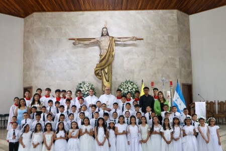 Niños y niñas del Instituto Salesiano San Miguel celebran con alegría su Primera Comunión, signo de fe y encuentro con Jesús Eucaristía.