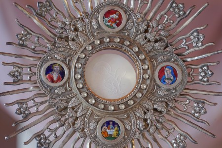 Fieles participan con devoción en la jornada de adoración eucarística del “Jueves Eucarístico” en la Parroquia El Espíritu Santo, Ciudad de Guatemala, una experiencia de oración, silencio y encuentro personal con Jesús Sacramentado.