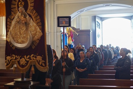 Colaboradores salesianos peregrinan con fe y alegría hacia la Basílica del Rosario, poniendo sus intenciones bajo la protección materna de la Virgen.