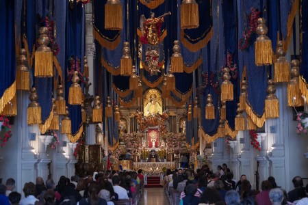 Feligreses contemplan la imagen de la Virgen del Rosario, elevando sus oraciones y agradecimientos en un momento de profunda fe y devoción.