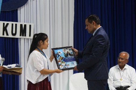 El Sr. Raj Kumar Singh, nuevo Embajador de la India en Guatemala, recibe un detalle de parte de Talita Kumi durante su visita a las instalaciones del centro educativo en San Pedro Carchá.