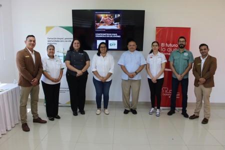 Representantes de la Obra Salesiana San José, de Bakery School El Salvador y de las empresas aliadas durante la firma de convenios que fortalecerán las prácticas profesionales de las estudiantes en el ámbito gastronómico.