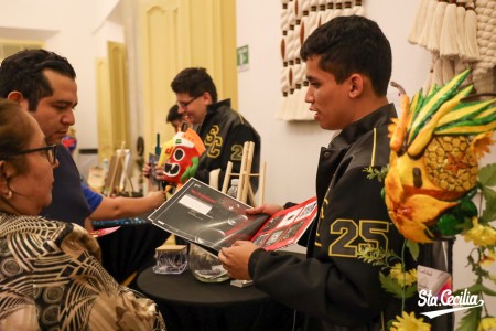 Un estudiante presenta con orgullo su portafolio durante la ExpoGráfica 2025, reflejo del talento, la dedicación y el aprendizaje técnico de los jóvenes diseñadores salesianos.