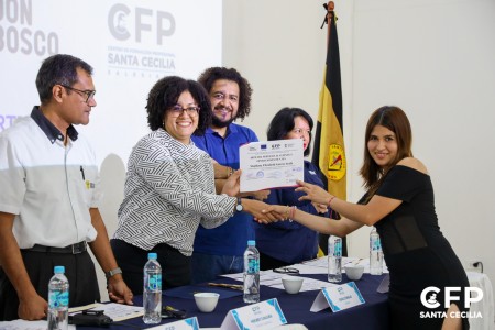 Jóvenes graduados del CFP Santa Cecilia celebran una nueva oportunidad para su futuro, fruto de la formación técnica y humana inspirada en el carisma salesiano.
