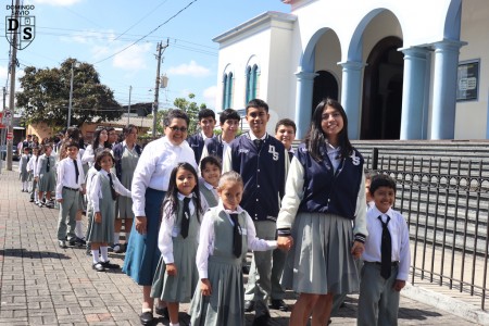 La peregrinación fortaleció la unión entre fe y educación, recordando a los jóvenes la importancia de acercarse a Dios con alegría, tal como lo enseñaba San Juan Bosco.