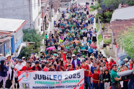 La comunidad peregrina con el corazón lleno de fe, llevando esperanza a cada rincón del camino.