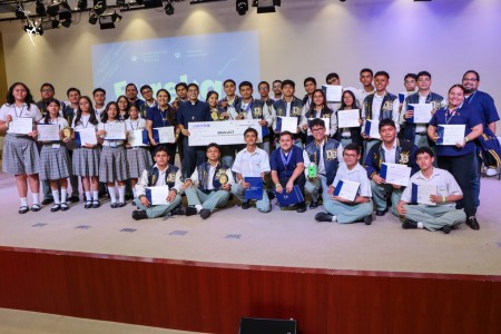 Estudiantes del Colegio Don Bosco y del Centro Escolar San Juan Bosco reciben con orgullo los premios obtenidos en las competencias técnico-académicas 2025, en reconocimiento a su creatividad, esfuerzo y espíritu innovador.