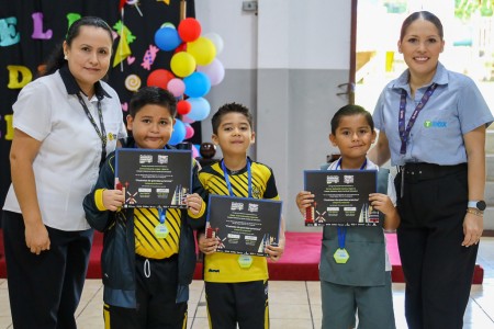 Los estudiantes galardonados del Colegio Salesiano Santa Cecilia, acompañados por su docente de Informática y el representante de TBox, celebran con alegría los reconocimientos obtenidos en el XXI Certamen de Dibujo Digital para Latinoamérica.