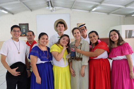 Representantes de VIA Don Bosco comparten con docentes del CFP Ciudadela Don Bosco durante su visita para conocer los avances del trabajo formativo que se realiza con el apoyo de la organización belga.