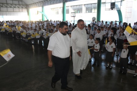 Los estudiantes del Colegio Salesiano San José recibieron con entusiasmo al padre Julio Navarro, Inspector de los Salesianos para Centroamérica, expresando su cariño y gratitud por su visita pastoral a la obra de Santa Ana.