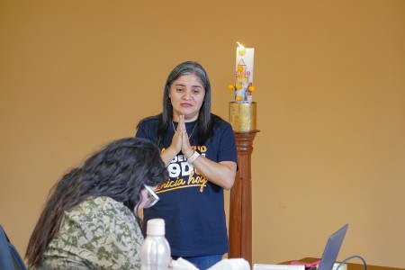 Encendido del Cirio Pascual como signo de fe y esperanza.