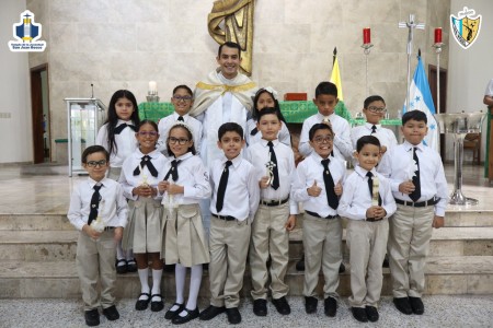Niños del Instituto Salesiano San Miguel recibieron el Bautismo en el Santuario Nacional de la Juventud San Juan Bosco, acompañados por el padre Geovany Argueta, SDB.