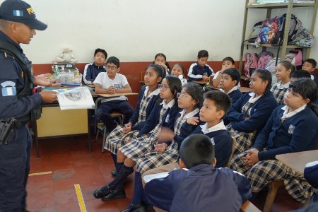 Agentes de la PNC compartieron con alumnos de primaria consejos prácticos para un uso responsable y seguro de las redes sociales.