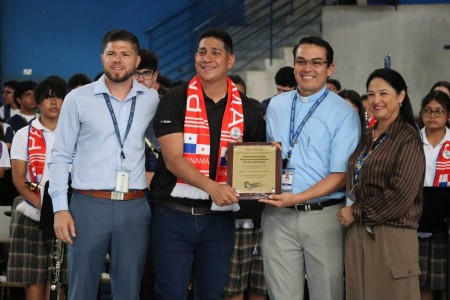 Reconocimiento y fraternidad salesiana: estudiantes y docentes de CEDES Don Bosco entregan un emotivo reconocimiento a la Banda P. Emérito Serrano de Panamá, tras días de intercambio musical y actividades compartidas que fortalecieron los lazos entre ambas instituciones.