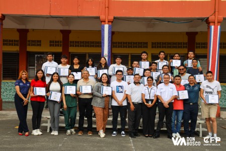 Con alegría y orgullo, 38 participantes del CFP Santa Cecilia recibieron sus diplomas al culminar los cursos sabatinos apoyados por Vía Don Bosco, fortaleciendo sus habilidades para el futuro.