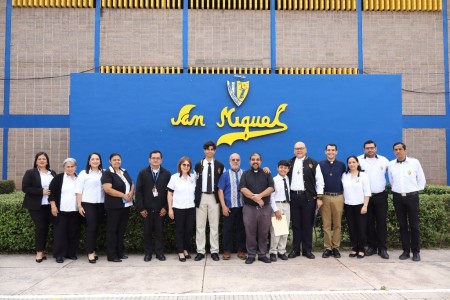 El padre Inspector Julio Andrés Navarro junto a estudiantes, docentes y personal del Instituto Salesiano San Miguel durante su visita a Tegucigalpa.