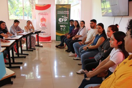 Representantes de VIA Don Bosco escuchan atentos los testimonios de estudiantes del Centro de Formación Profesional San José, quienes compartieron cómo los programas técnicos han transformado sus oportunidades de desarrollo personal y profesional.