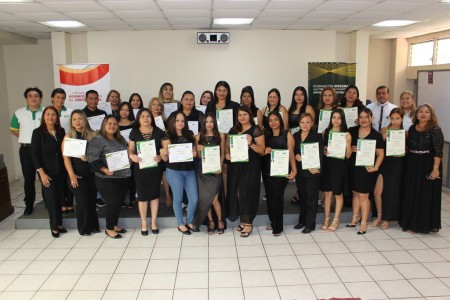 Graduados de los cursos de corte de cabello unisex y acrilismo profesional celebran con alegr&iacute;a el fruto de su esfuerzo y formaci&oacute;n en el Centro San Jos&eacute;.