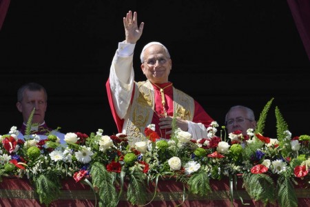 M&aacute;s de cincuenta mil fieles participaron en la bendici&oacute;n Urbi et Orbi del Le&oacute;n XIV, quien hizo un llamado urgente a vivir y anunciar la paz de Cristo.